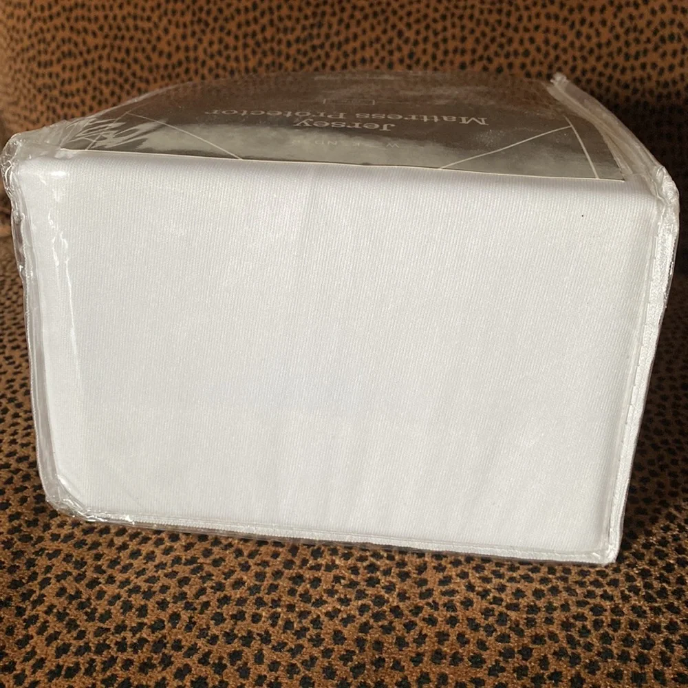 WEEKENDER Jersey Mattress Protector - KING - White - NWOT
